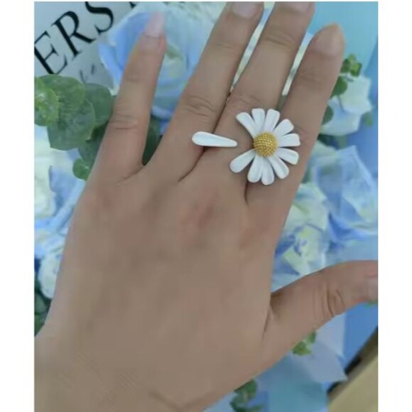 White Daisy Flower Open Ring Petal Adjustable Spring - Picture 4 of 7